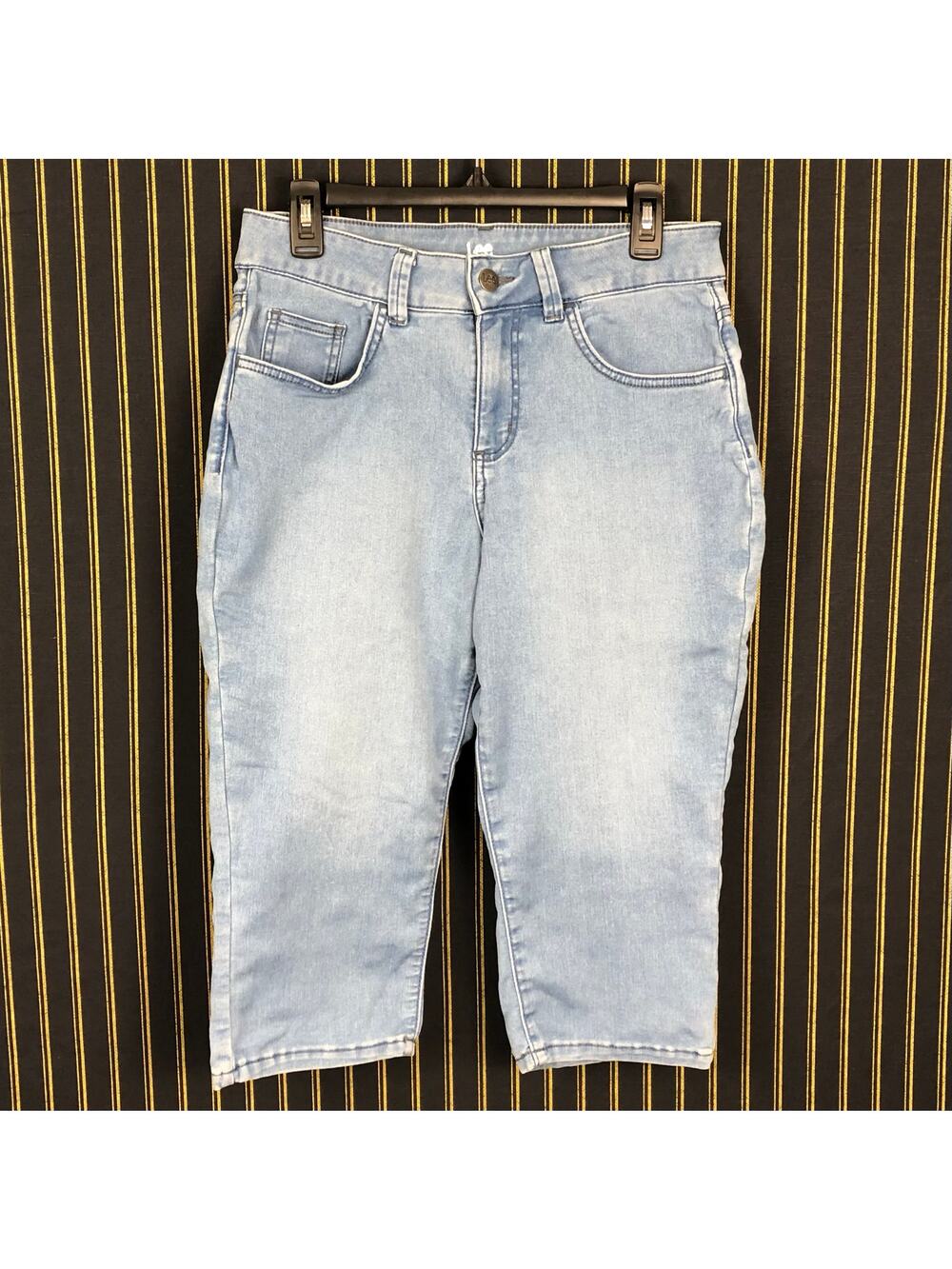 Women Lee Riders Size 10M Regular Fit Midrise Light Blue Capri Jeans Approx 32in